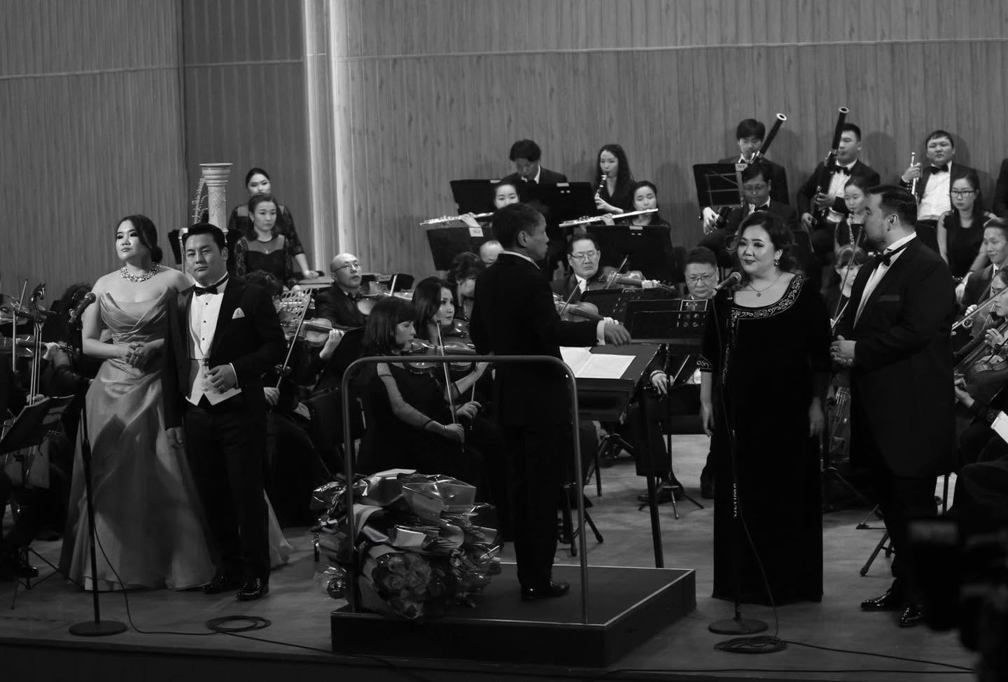 “OPERA ART” тоглолтын дөрвөн дуучин, найрал хөгжим